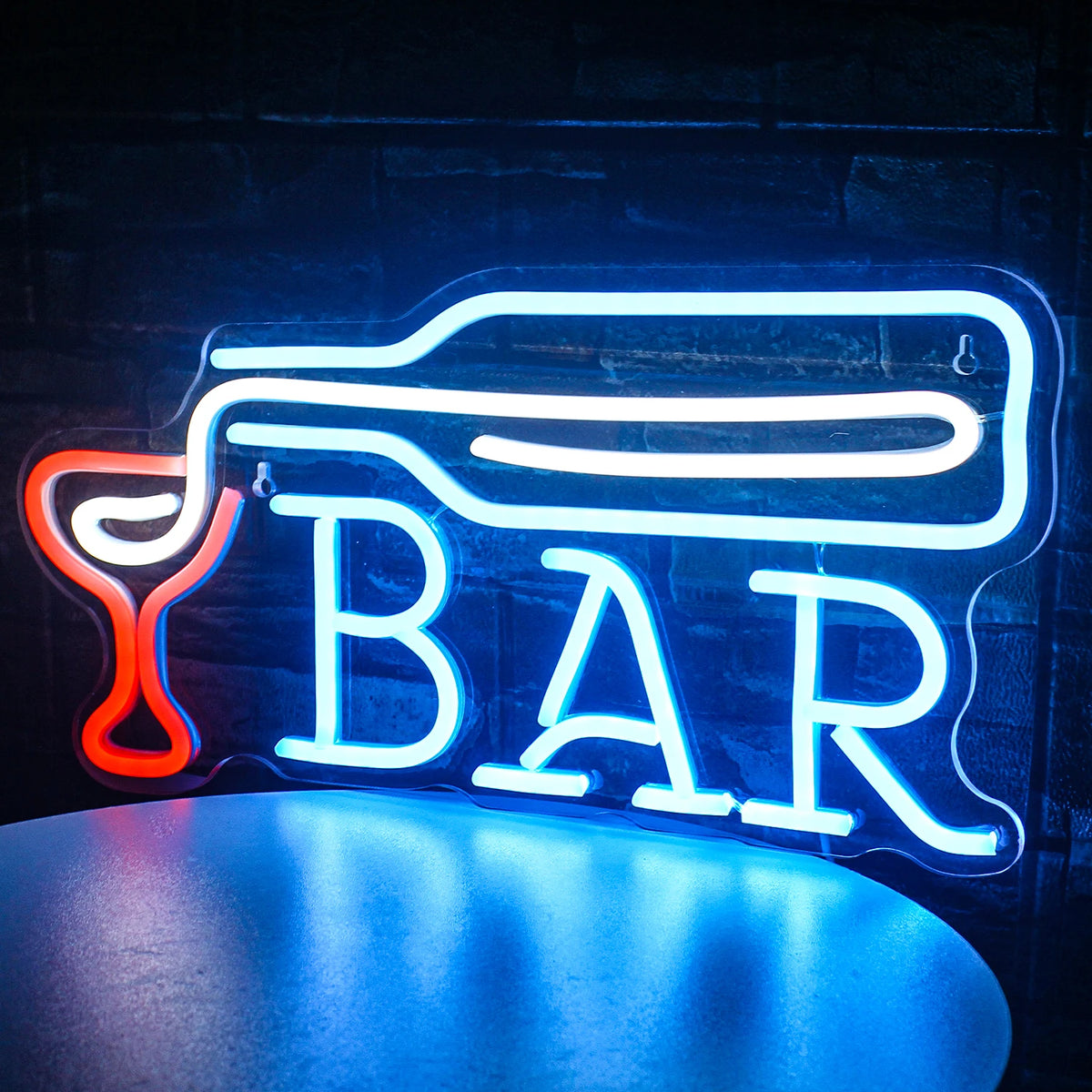 Bilden har en elegant LED-neonskylt som visar ordet "Bar" i livfulla, glödande färger.