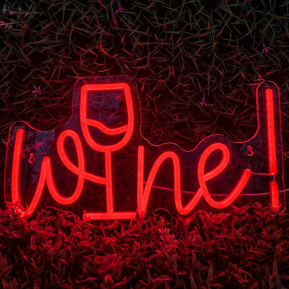 En levande LED-neonskylt som lyser i en rik vinröd nyans och formar ordet "Wine" i ett elegant, flytande manus.