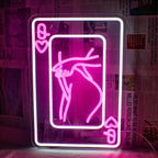 Bilden har en LED-neonskylt som visar en stiliserad representation av en kvinna som består av spelkortselement.