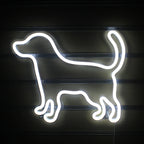 En levande LED neonskylt formad som en liten, lekfull hund.