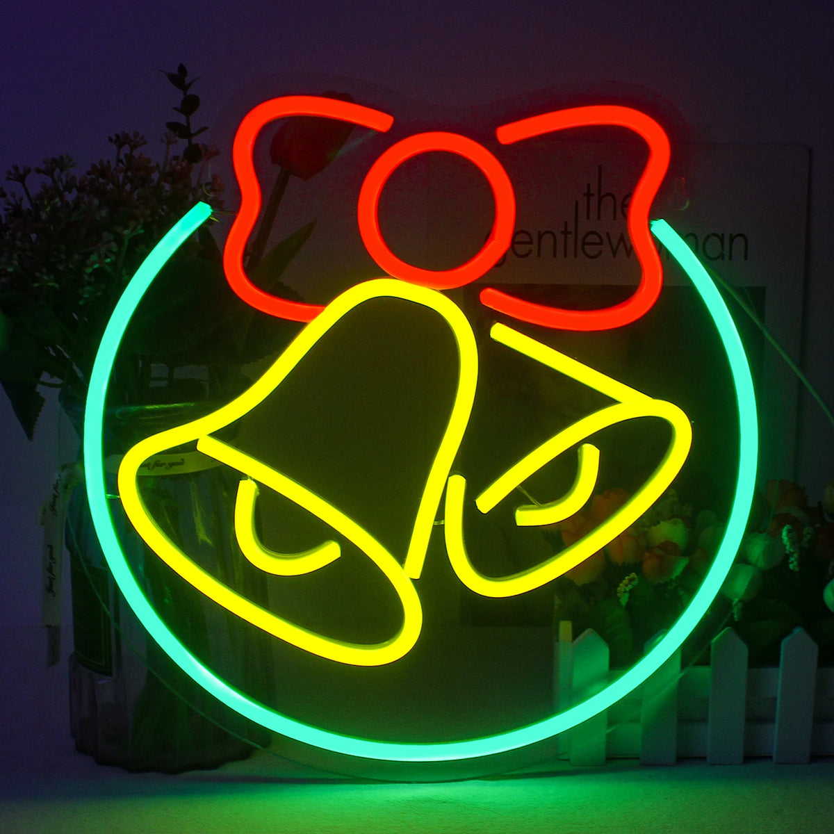 Bilden har en levande LED-neonskylt i form av en klassisk klocka, ofta förknippad med julfestligheter.
