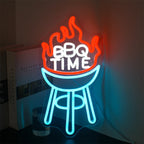 En livlig LED-neonskylt som visar "BBQ Time" i ett lekfullt kursivt teckensnitt.