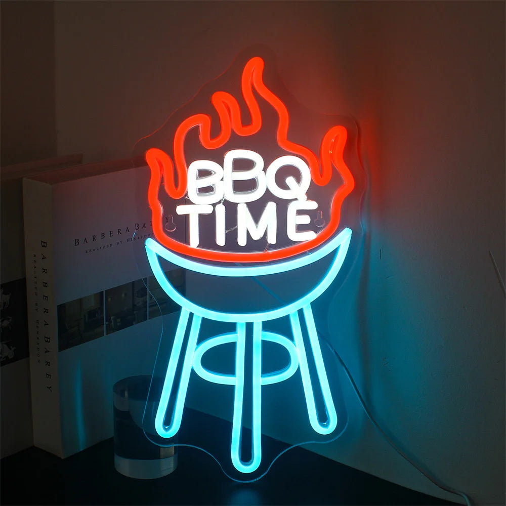 En livlig LED-neonskylt som visar "BBQ Time" i ett lekfullt kursivt teckensnitt.