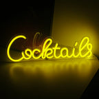 En levande LED-neonskylt formad som ett klassiskt cocktailglas, med en glödande kombination av rosa och blått ljus.