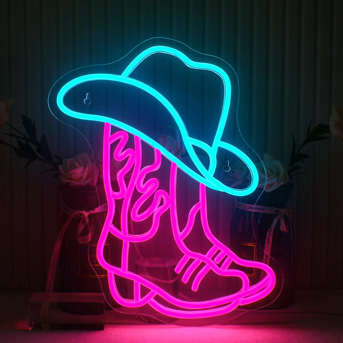 Bilden föreställer en levande LED-neonskylt med en stiliserad design av en cowboykänga och hatt.