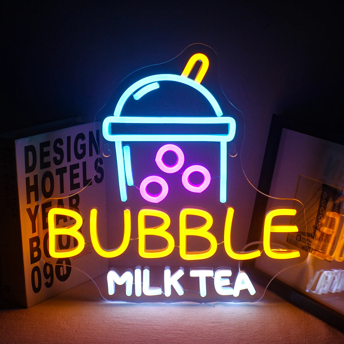 Bilden visar en levande LED-neonskylt i form av en bubbla mjölktekopp.