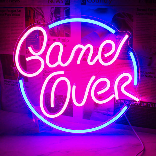 Bilden visar en "Game Over" LED-neonskylt med djärva, stiliserade bokstäver.