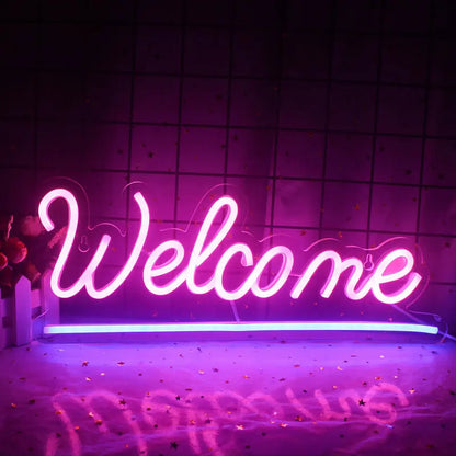 En livlig "Välkommen" LED neonskylt som visas mot en vanlig vit vägg.