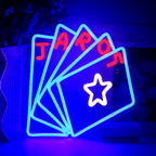 Bilden har en levande LED-neonskylt formad för att stava ordet "Poker.