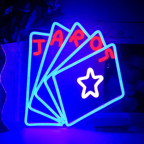 Bilden har en levande LED-neonskylt formad för att stava ordet "Poker.