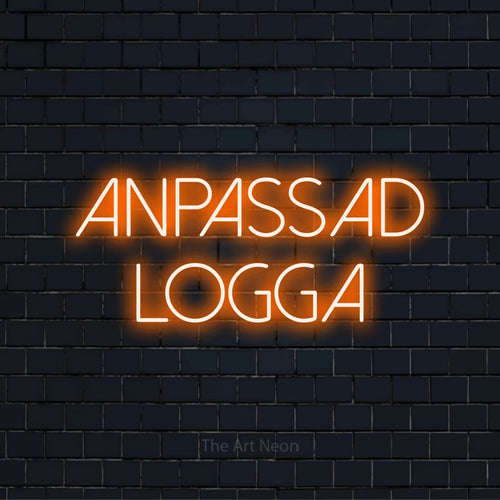 Personlig neonskylt med texten “Anpassad Logga” på en svart tegelvägg