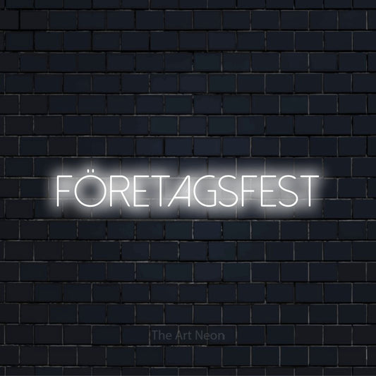Personlig neonskylt med texten “Företagsfest” på en svart tegelvägg