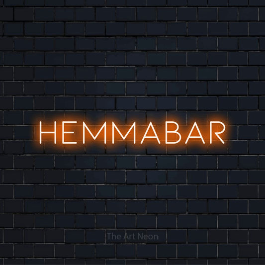 Personlig neonskylt med texten “Hemmabar” på en svart tegelvägg