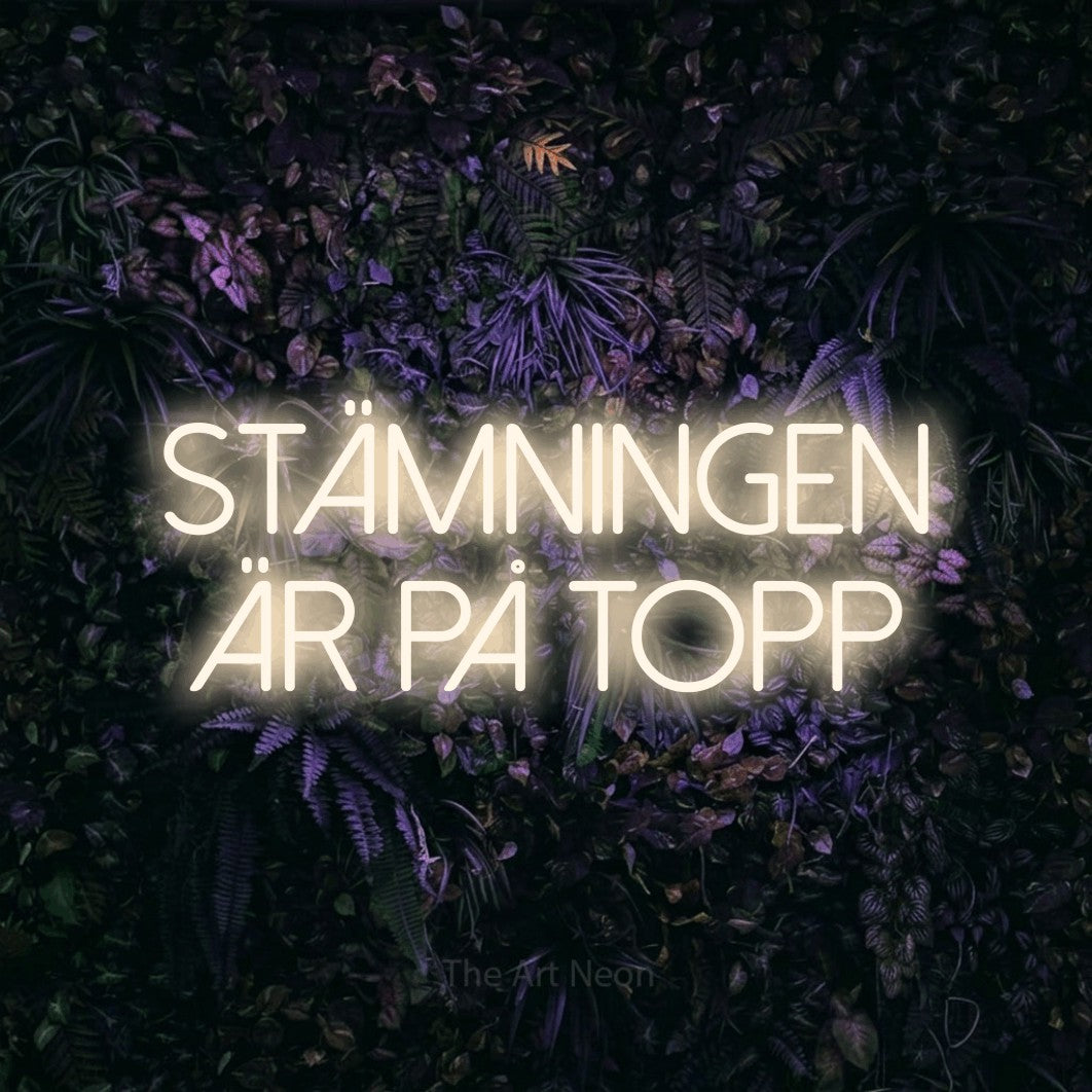 LED neon sign reading “stämningen är på topp”, arranged in 2 lines.