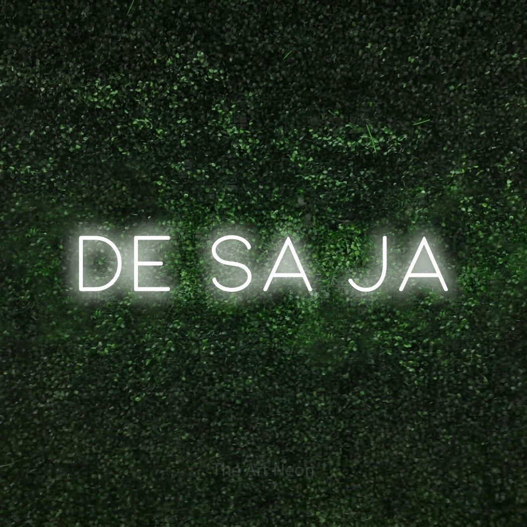 LED neon sign reading “De Sa Ja”, arranged in a single line.