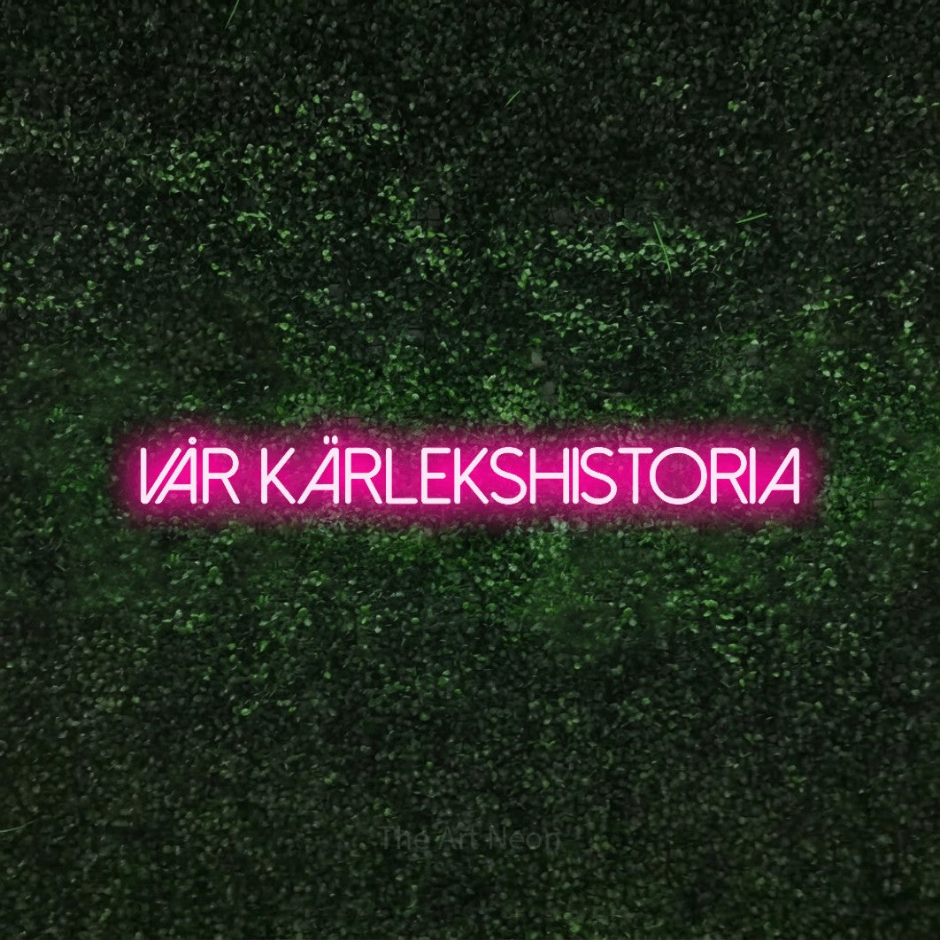 LED neon sign reading “vår kärlekshistoria”, arranged in a single line.