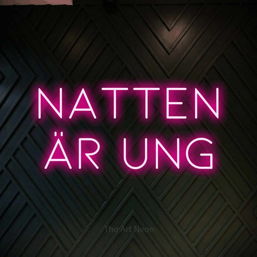 LED neon sign reading “Natten är ung”, arranged in 2 lines.