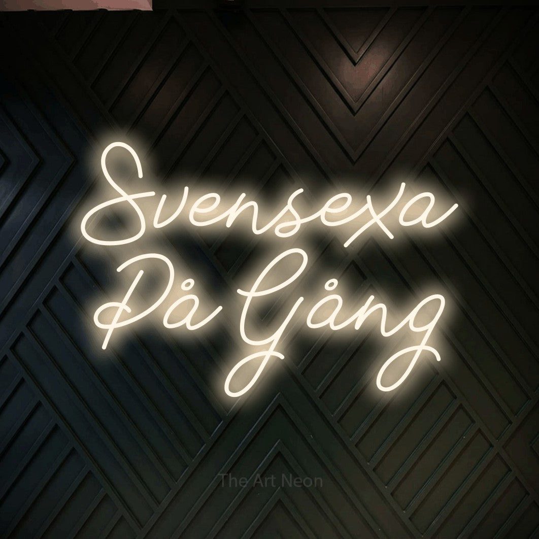 LED neon sign reading “Svensexa På Gång”, arranged in 2 lines.