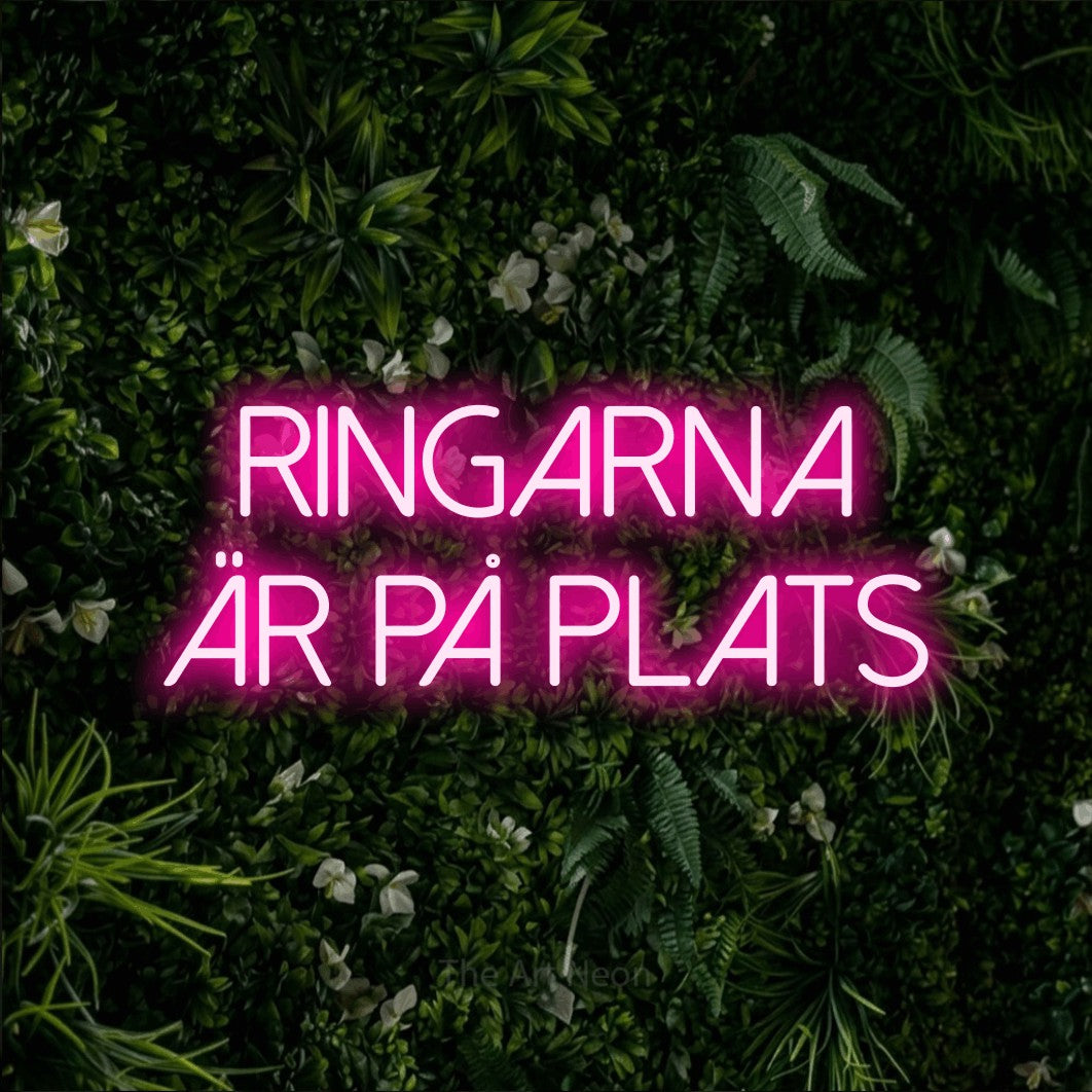LED neon sign reading “RINGARNA är på plats”, arranged in 2 lines.