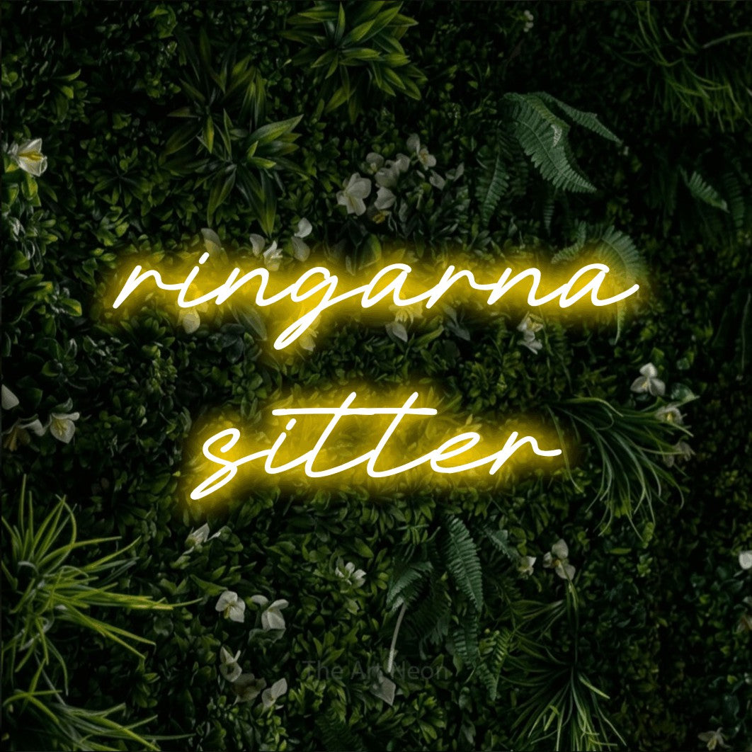 LED neon sign reading “ringarna sitter”, arranged in 2 lines.