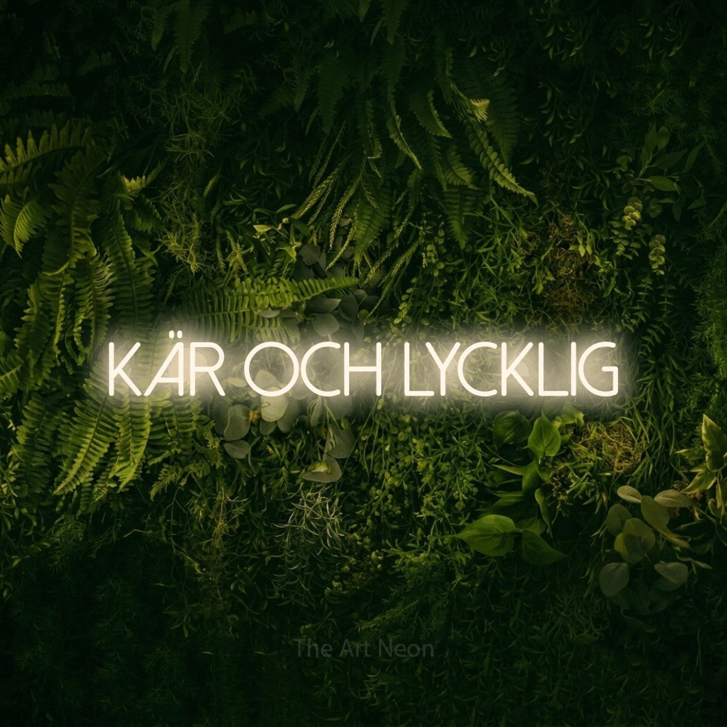 LED neon sign reading “kär och lycklig”, arranged in a single line.