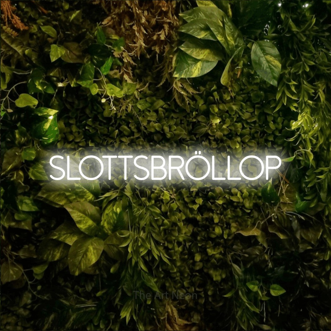 LED neon sign reading “slottsbröllop”, arranged in a single line.