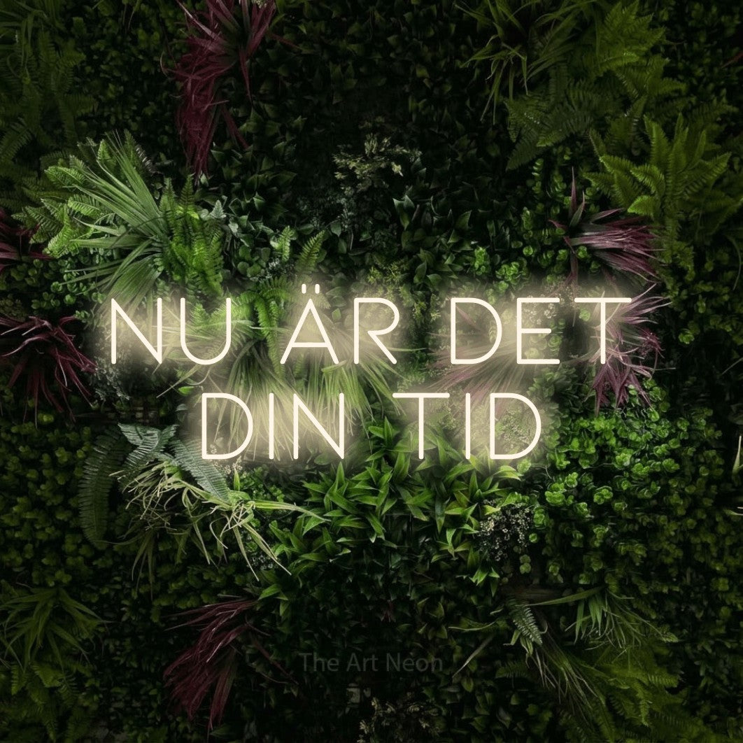 LED neon sign reading “nu är det din tid”, arranged in 2 lines.