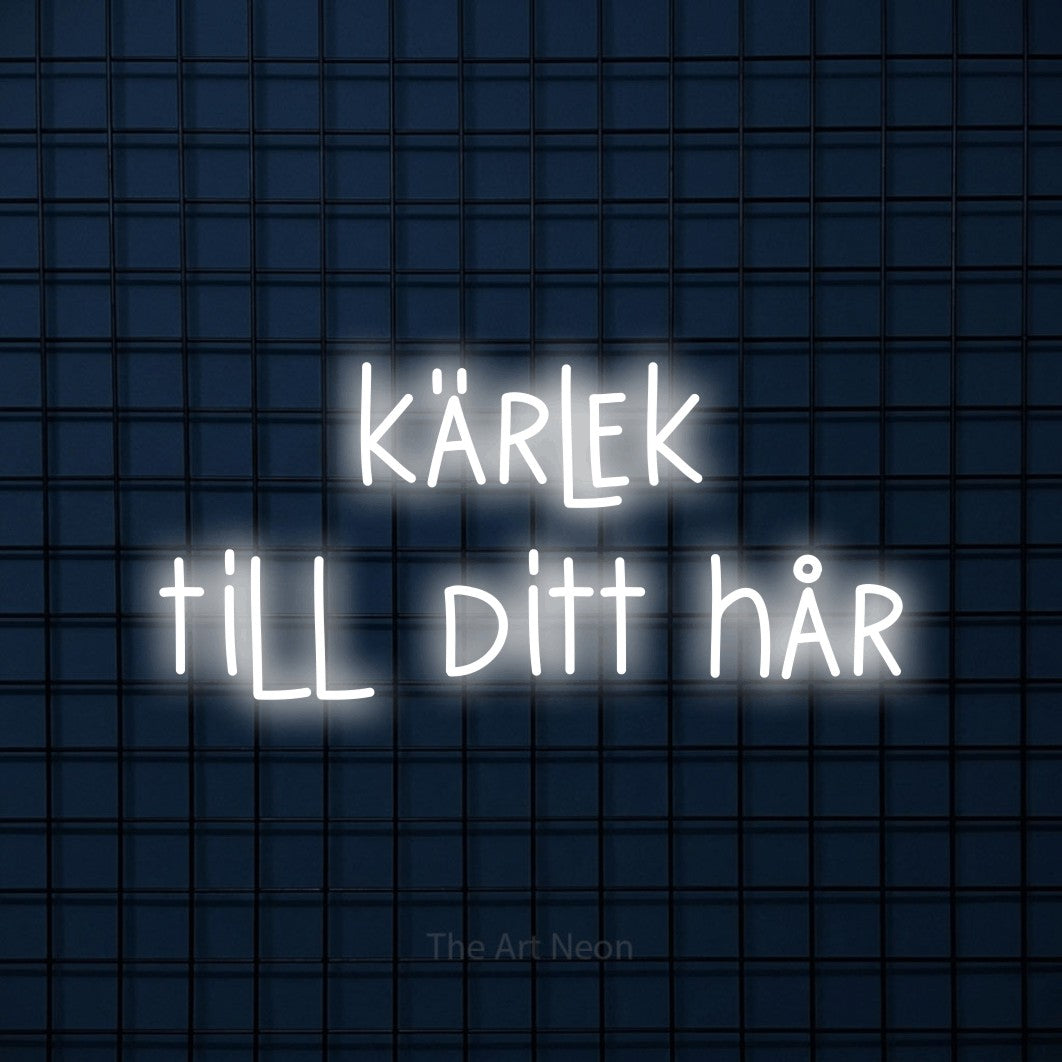 LED neon sign reading “kärlek till ditt hår”, arranged in 2 lines.