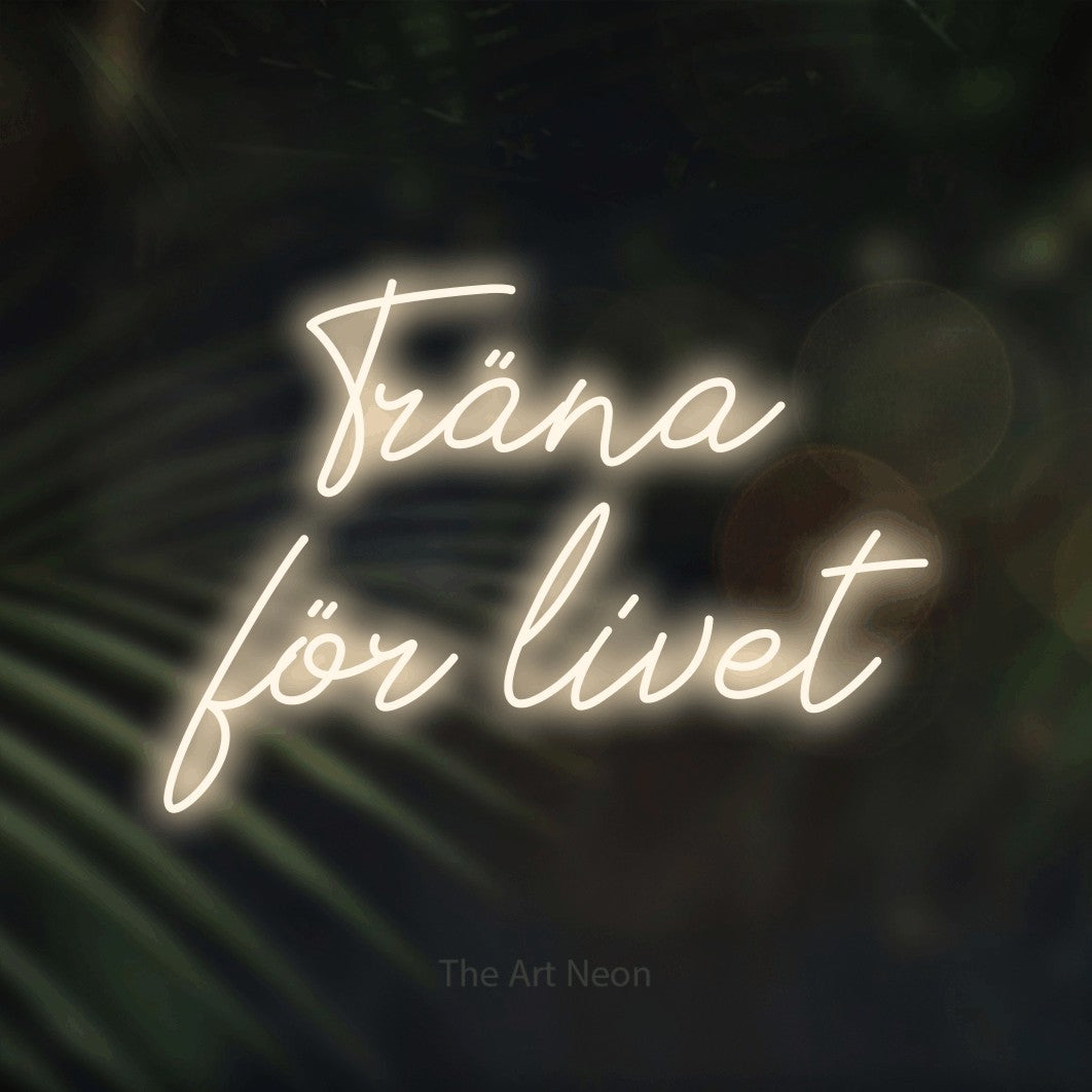 LED neon sign reading “Träna för livet”, arranged in 2 lines.