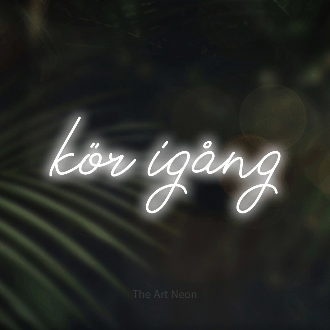 LED neon sign reading “kör igång”, arranged in a single line.