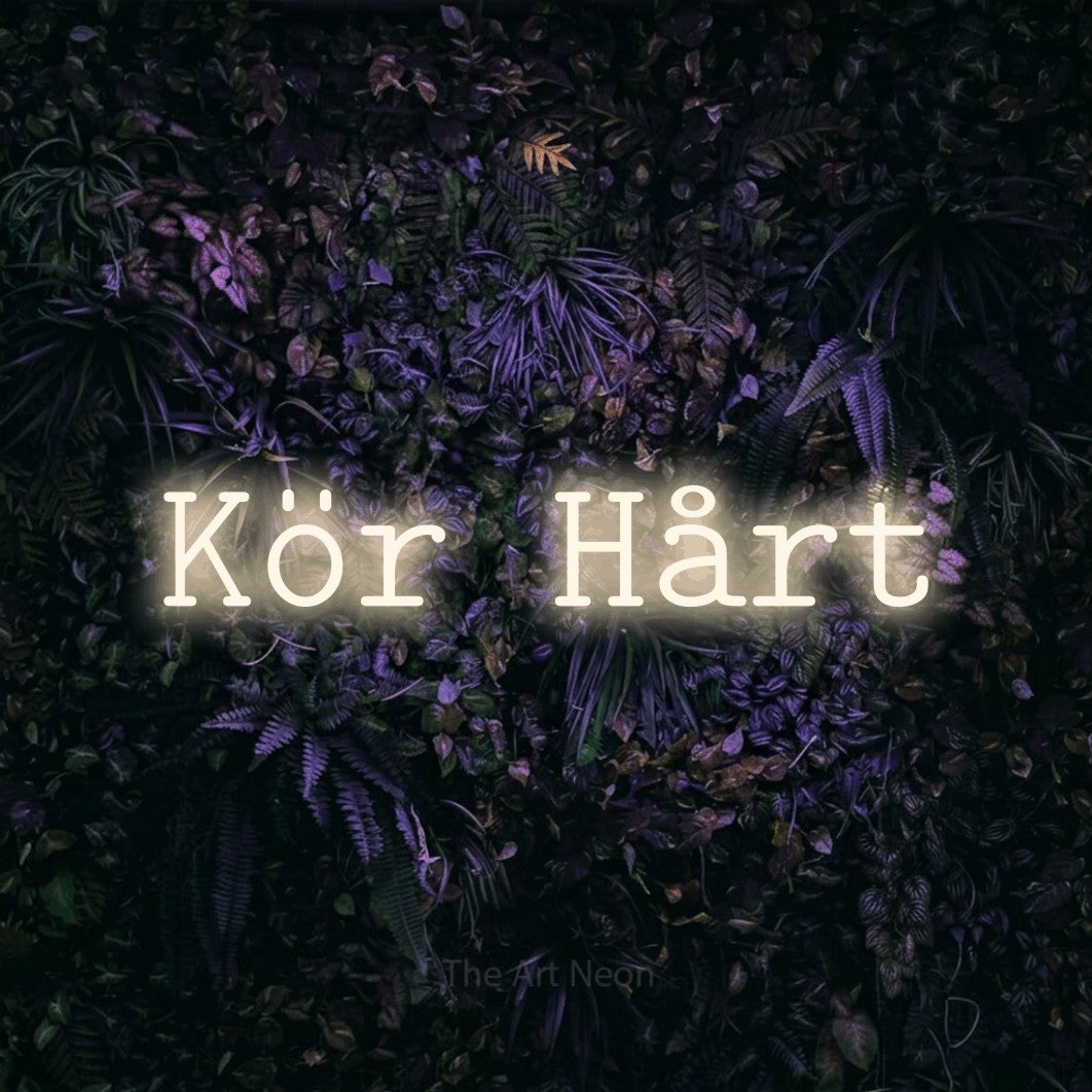 LED neon sign reading “Kör Hårt”, arranged in a single line.