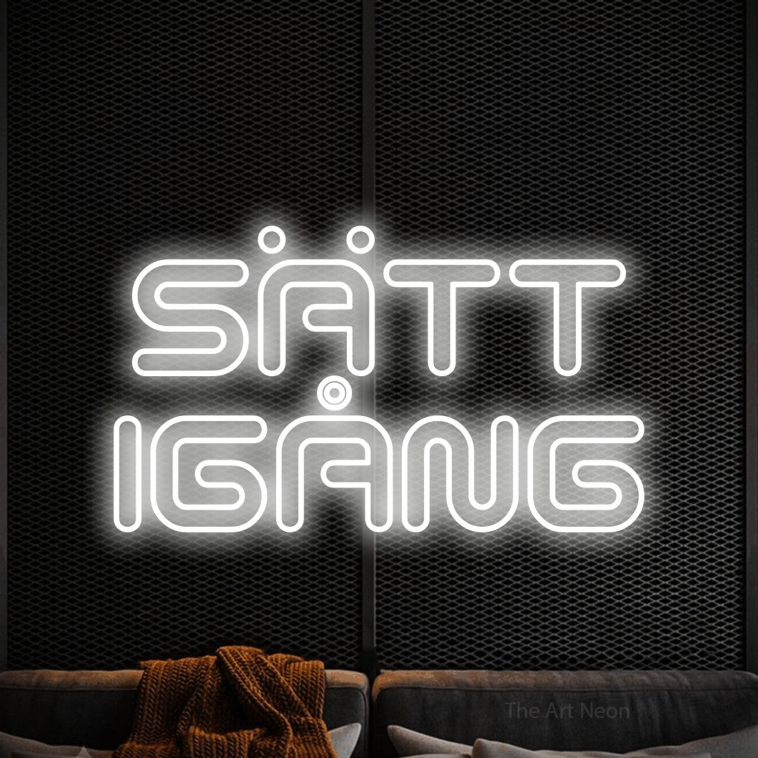 LED neon sign reading “SÄTT IGÅNG”, arranged in 2 lines.