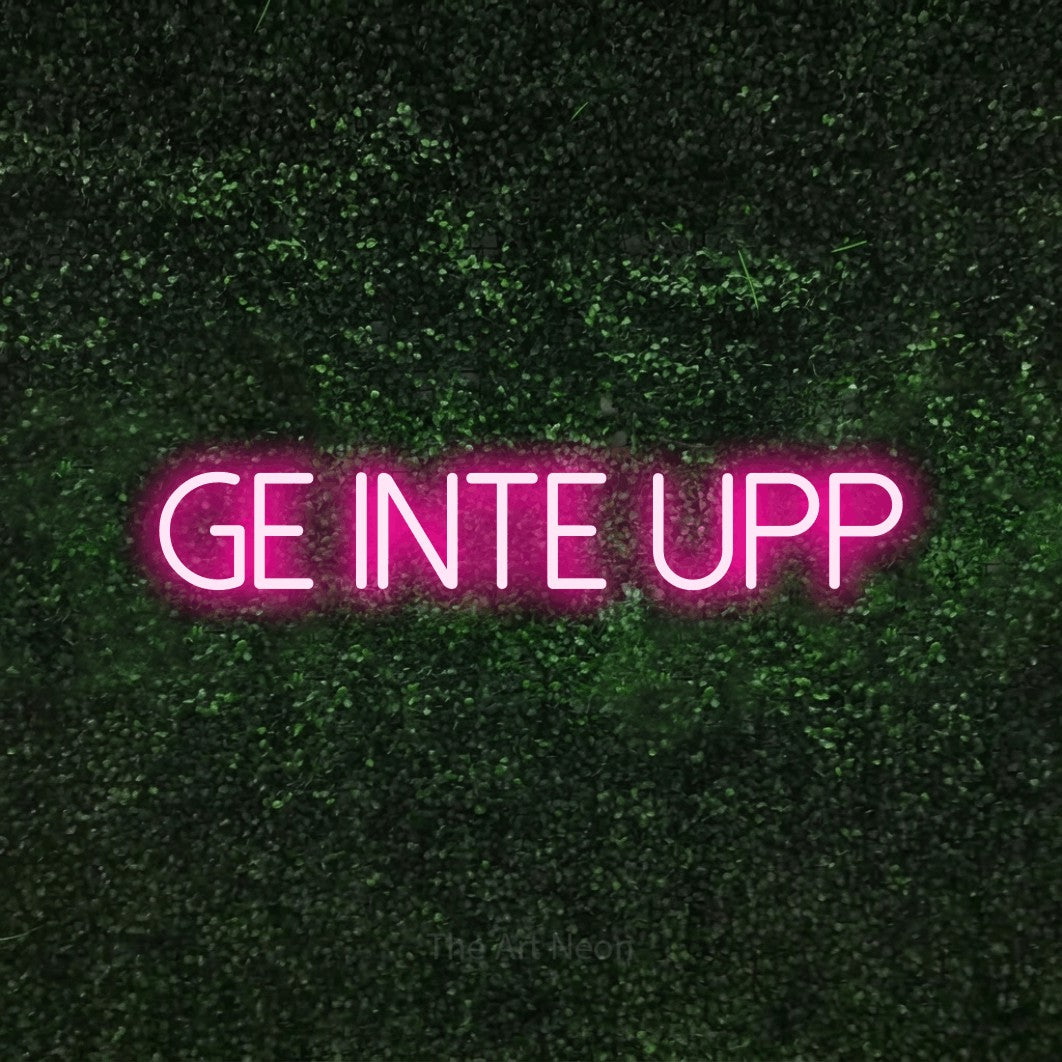 LED neon sign reading “Ge Inte Upp”, arranged in a single line.