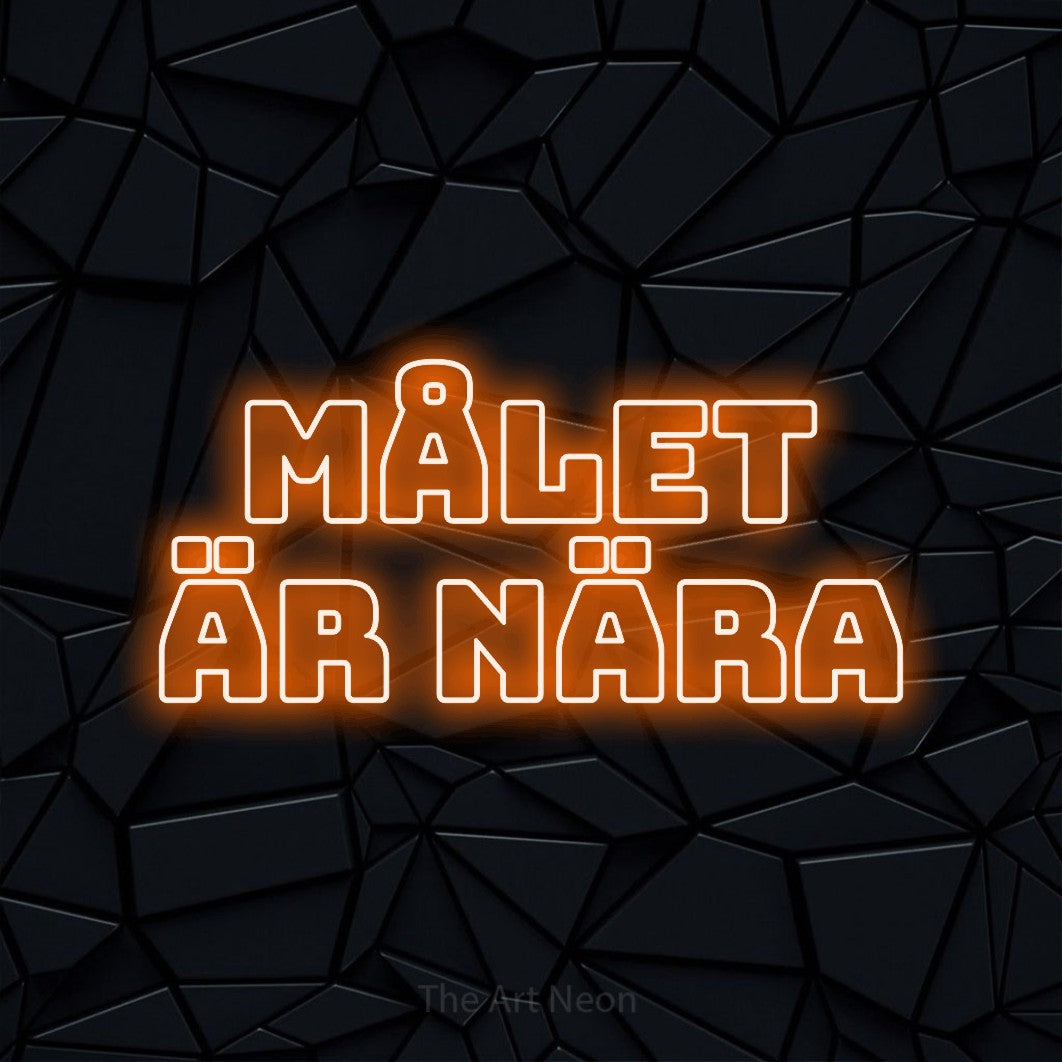 LED neon sign reading “Målet Är Nära”, arranged in 2 lines.