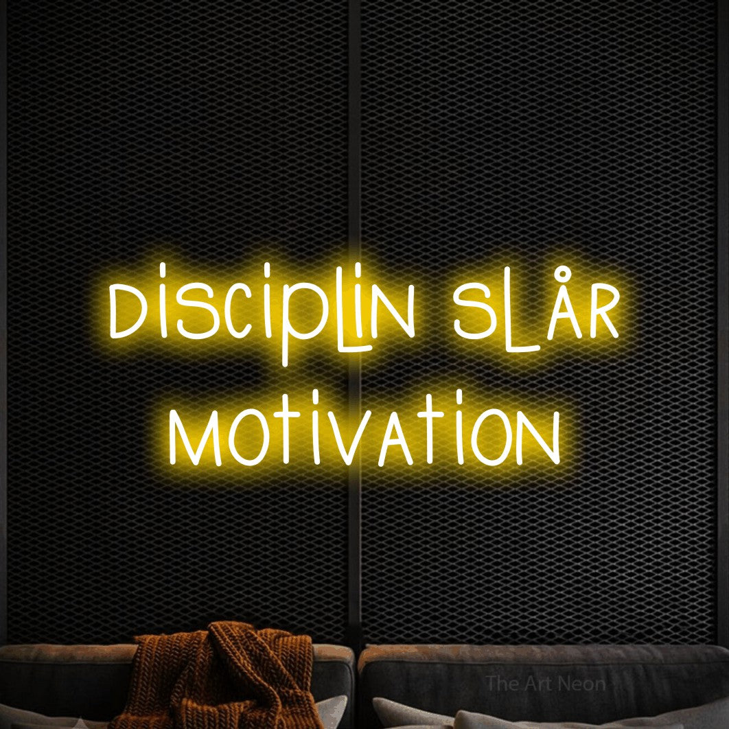 LED neon sign reading “disciplin slår motivation”, arranged in 2 lines.
