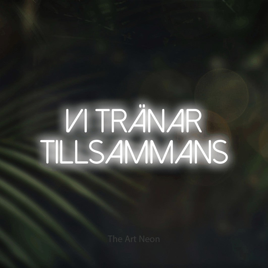 LED neon sign reading “VI TRÄNAR TILLSAMMANS”, arranged in 2 lines.