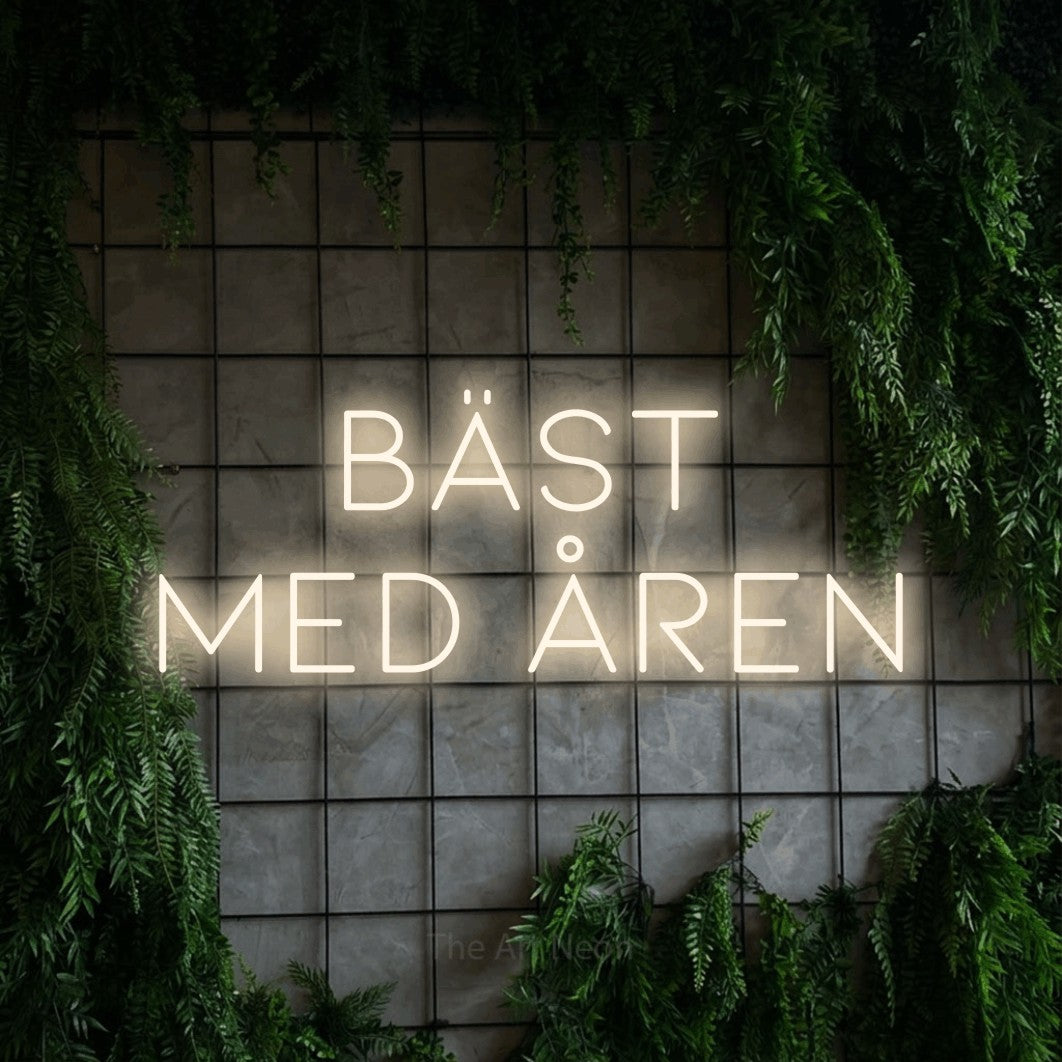 LED neon sign reading “bäst med åren”, arranged in 2 lines.