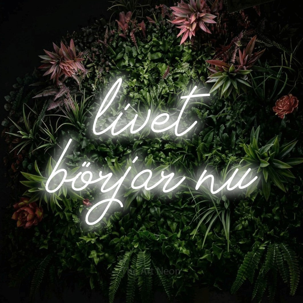 LED neon sign reading “livet börjar nu”, arranged in 2 lines.