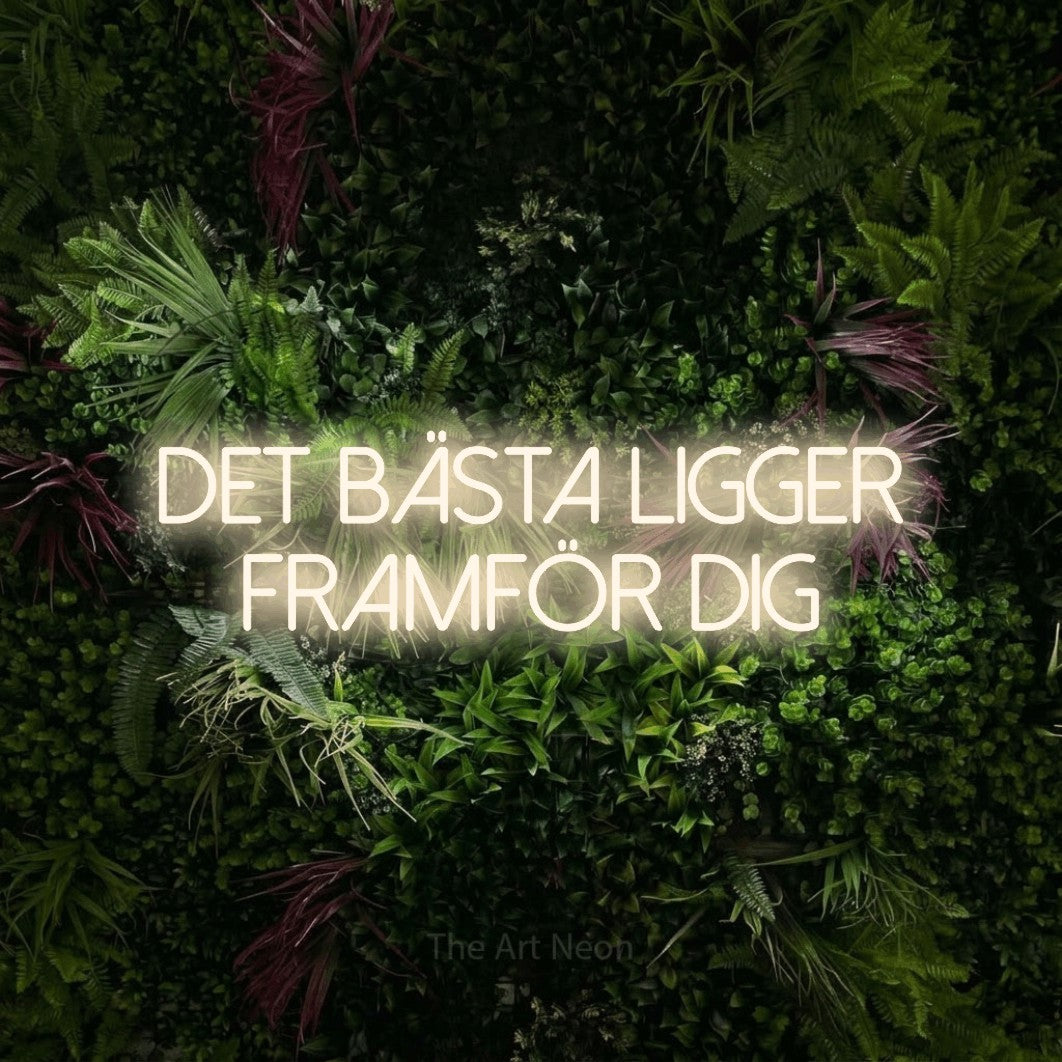 LED neon sign reading “Det Bästa Ligger Framför Dig”, arranged in 2 lines.