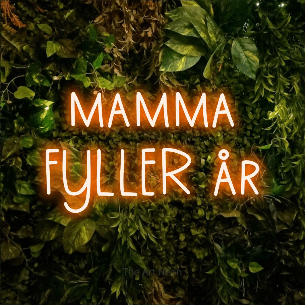LED neon sign reading “mamma FYLLER år”, arranged in 2 lines.