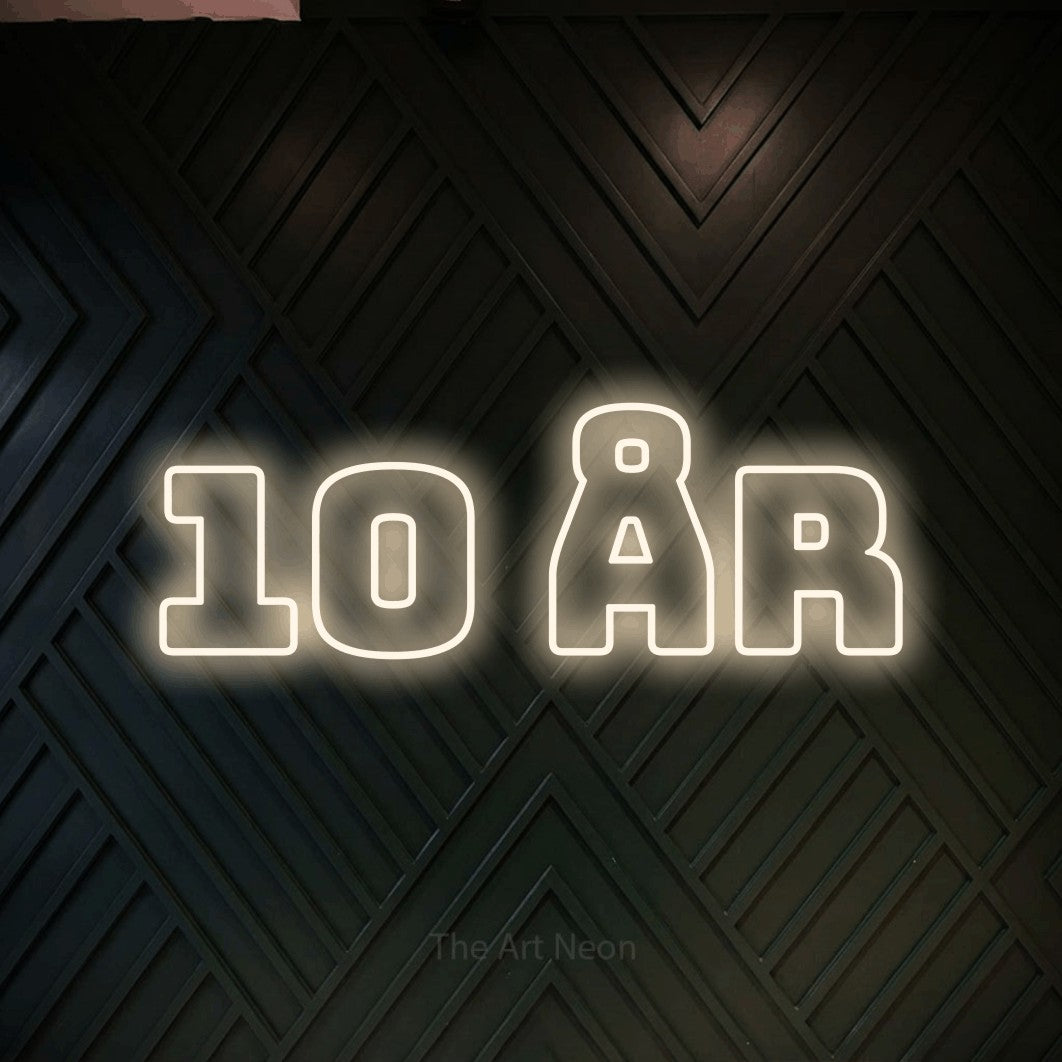 LED neon sign reading “10 år”, arranged in a single line.