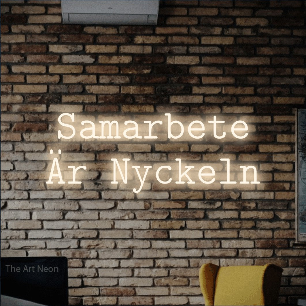 LED neon sign reading “Samarbete Är Nyckeln”, arranged in 2 lines.