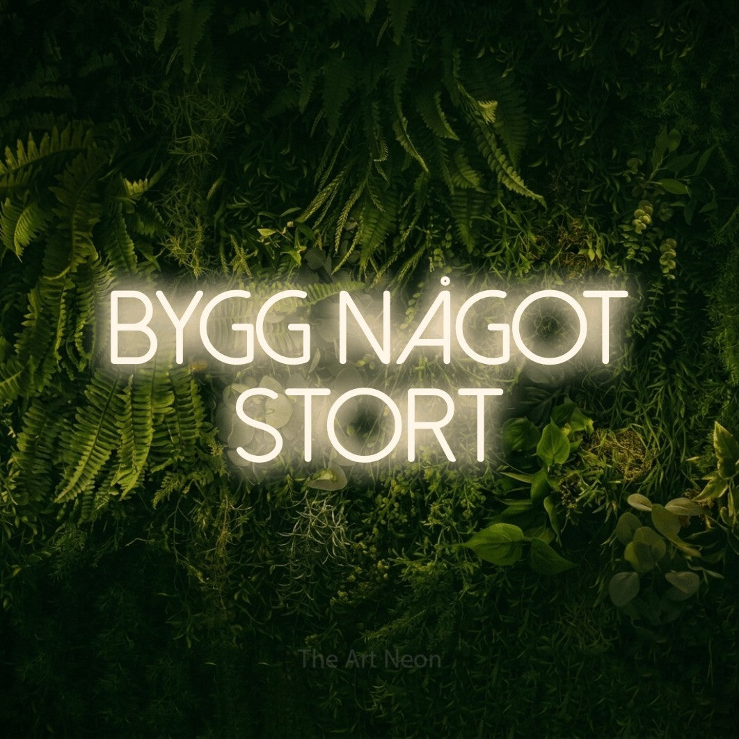 LED neon sign reading “bygg något stort”, arranged in 2 lines.