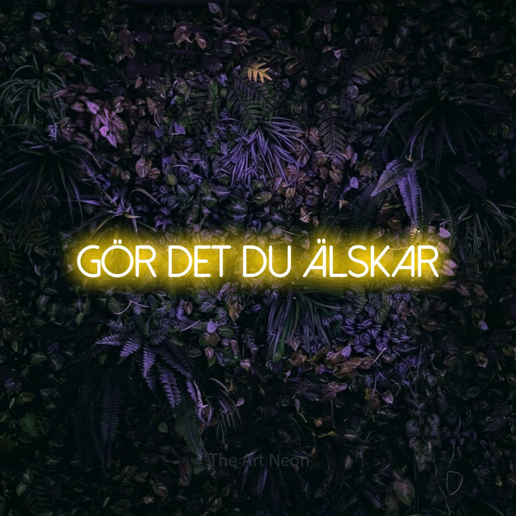LED neon sign reading “gör det du älskar”, arranged in a single line.