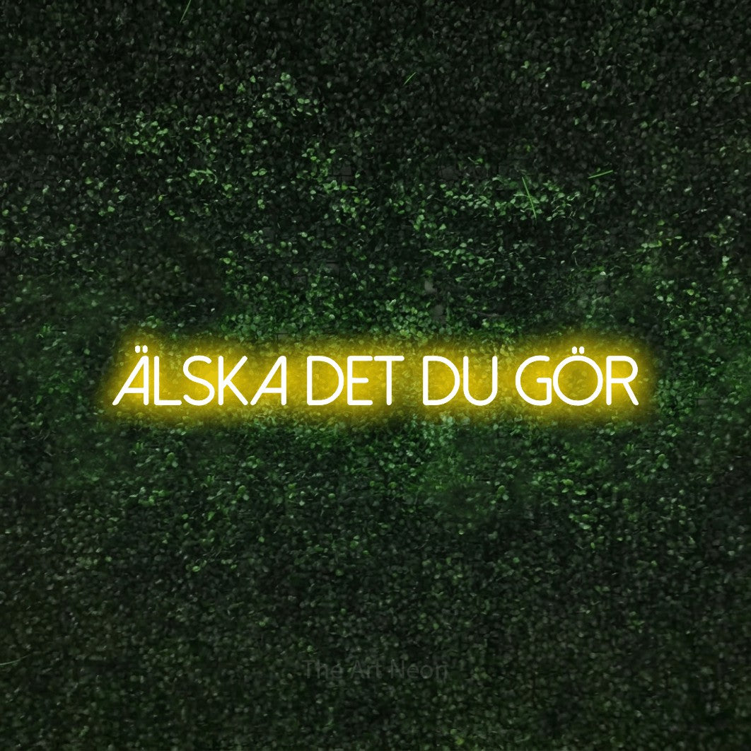 LED neon sign reading “älska det du gör”, arranged in a single line.