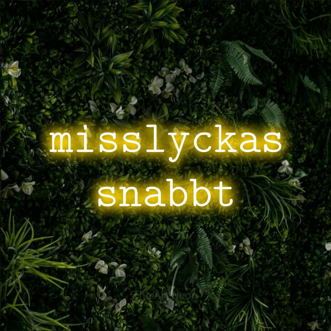 LED neon sign reading “misslyckas snabbt”, arranged in 2 lines.