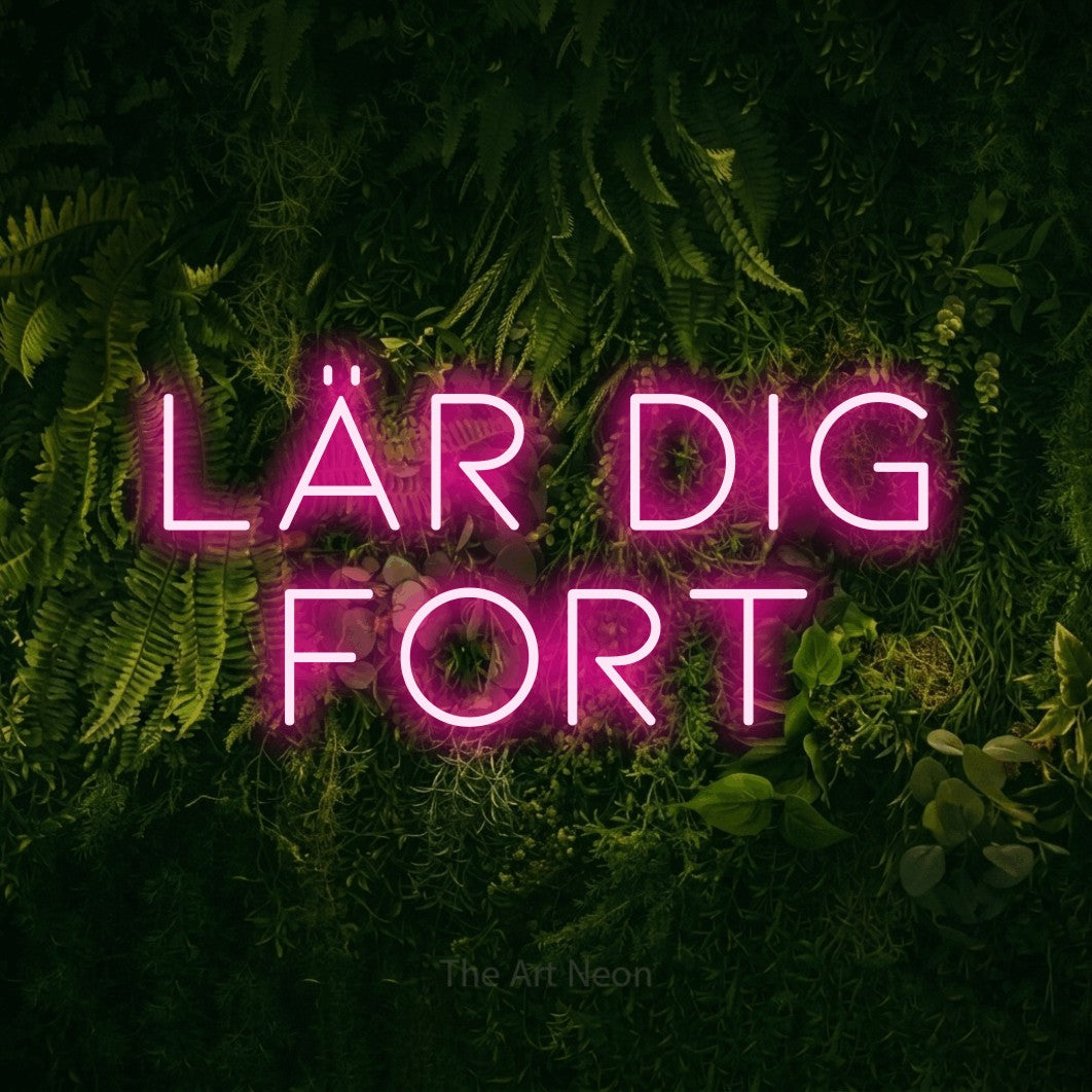 LED neon sign reading “lär dig fort”, arranged in 2 lines.