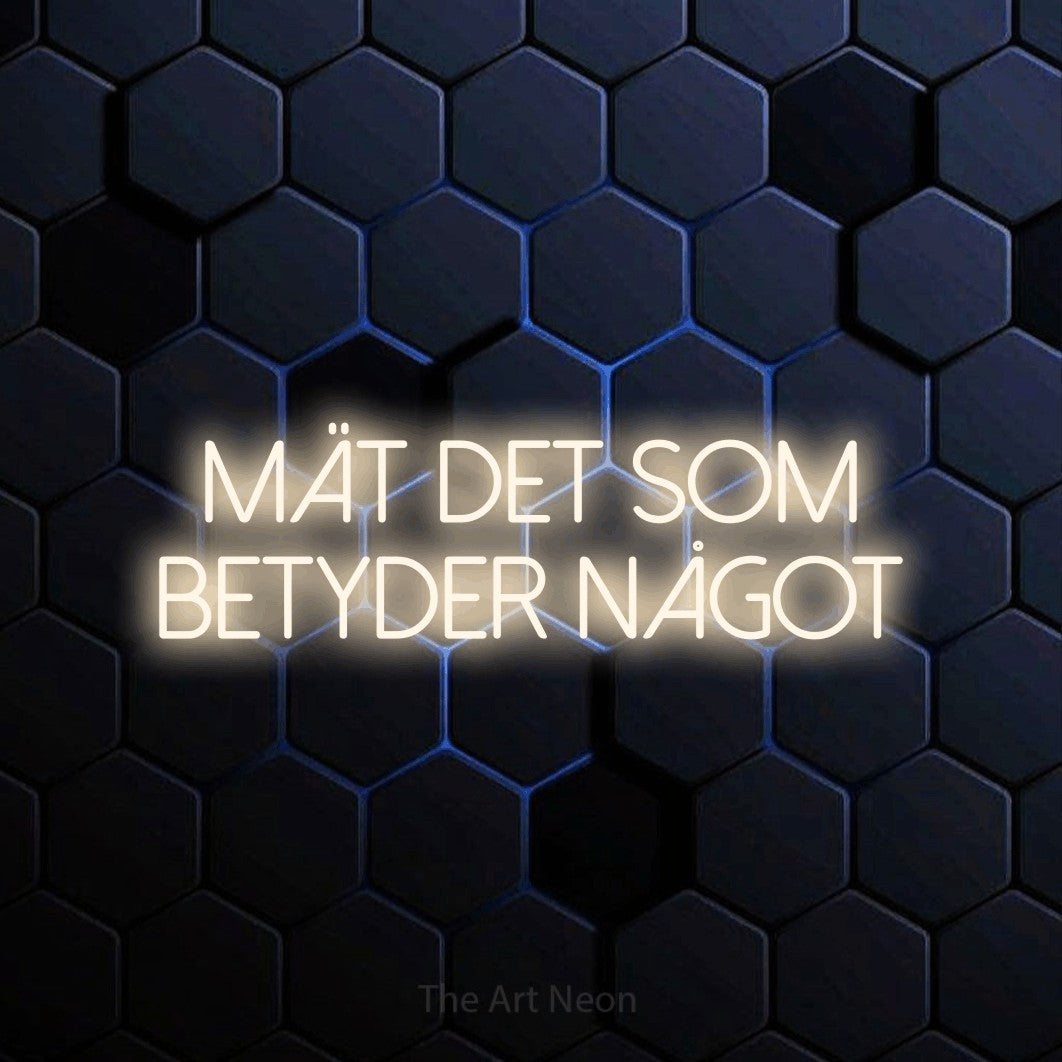 LED neon sign reading “Mät Det Som Betyder Något”, arranged in 2 lines.