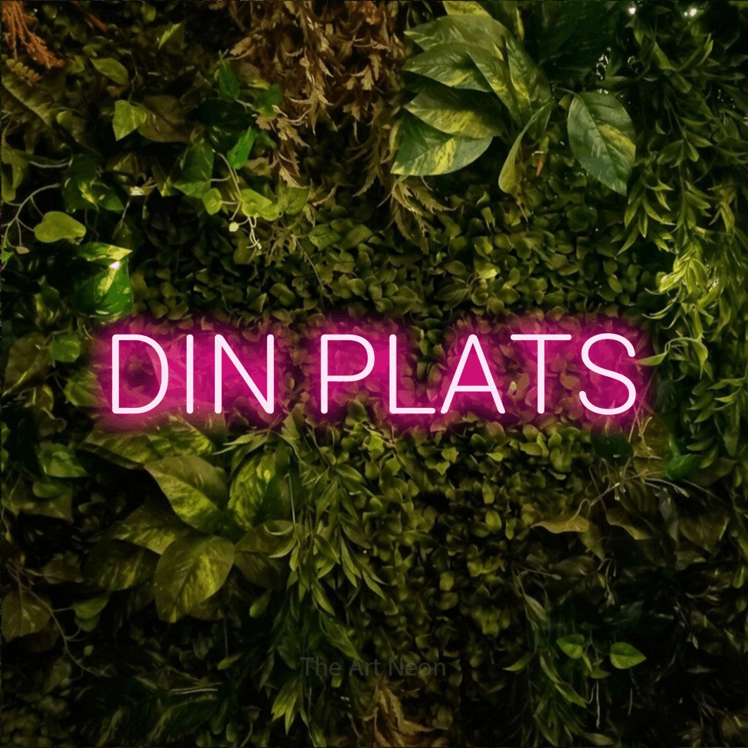 LED neon sign reading “DIN PLATS”, arranged in a single line.