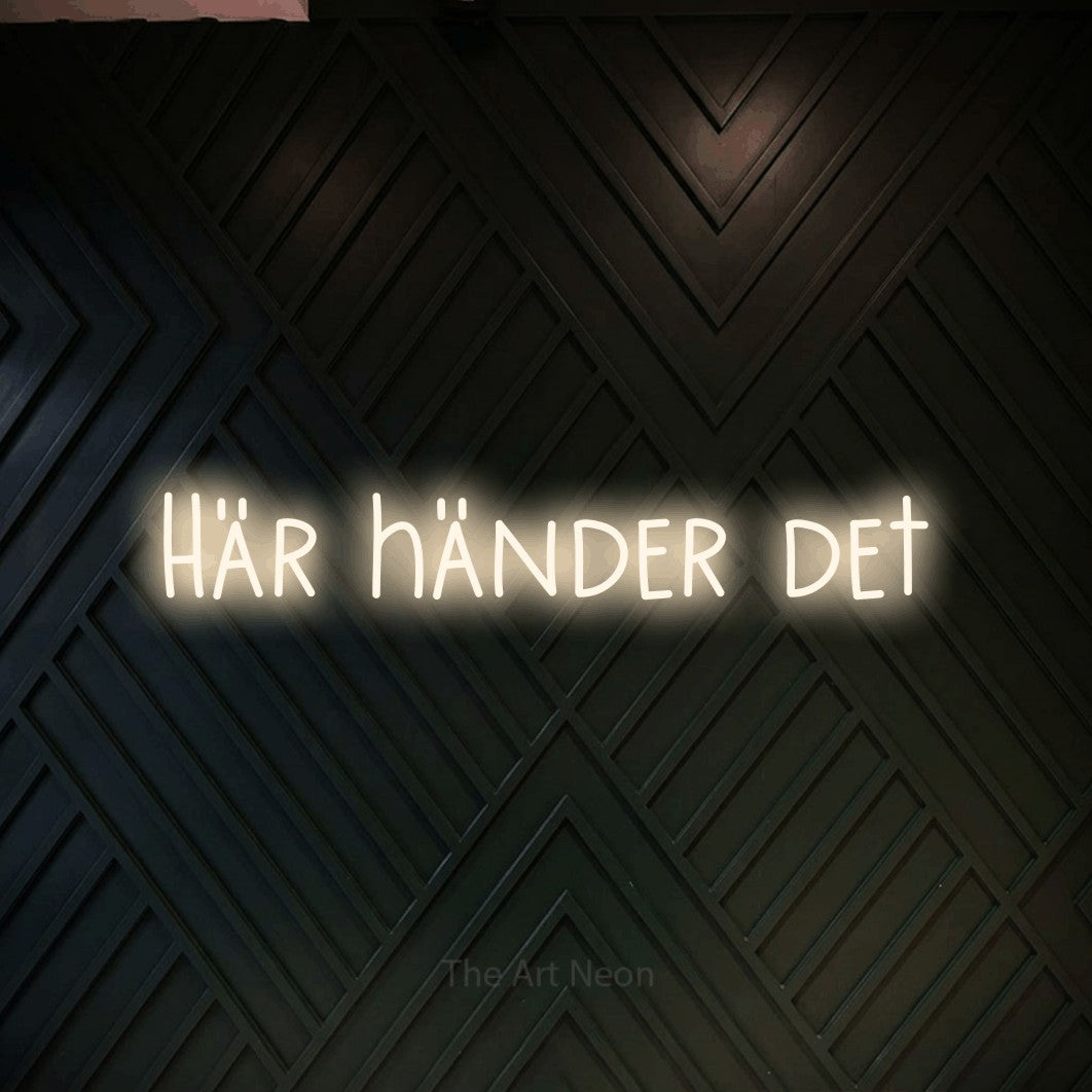 LED neon sign reading “Här händer det”, arranged in a single line.